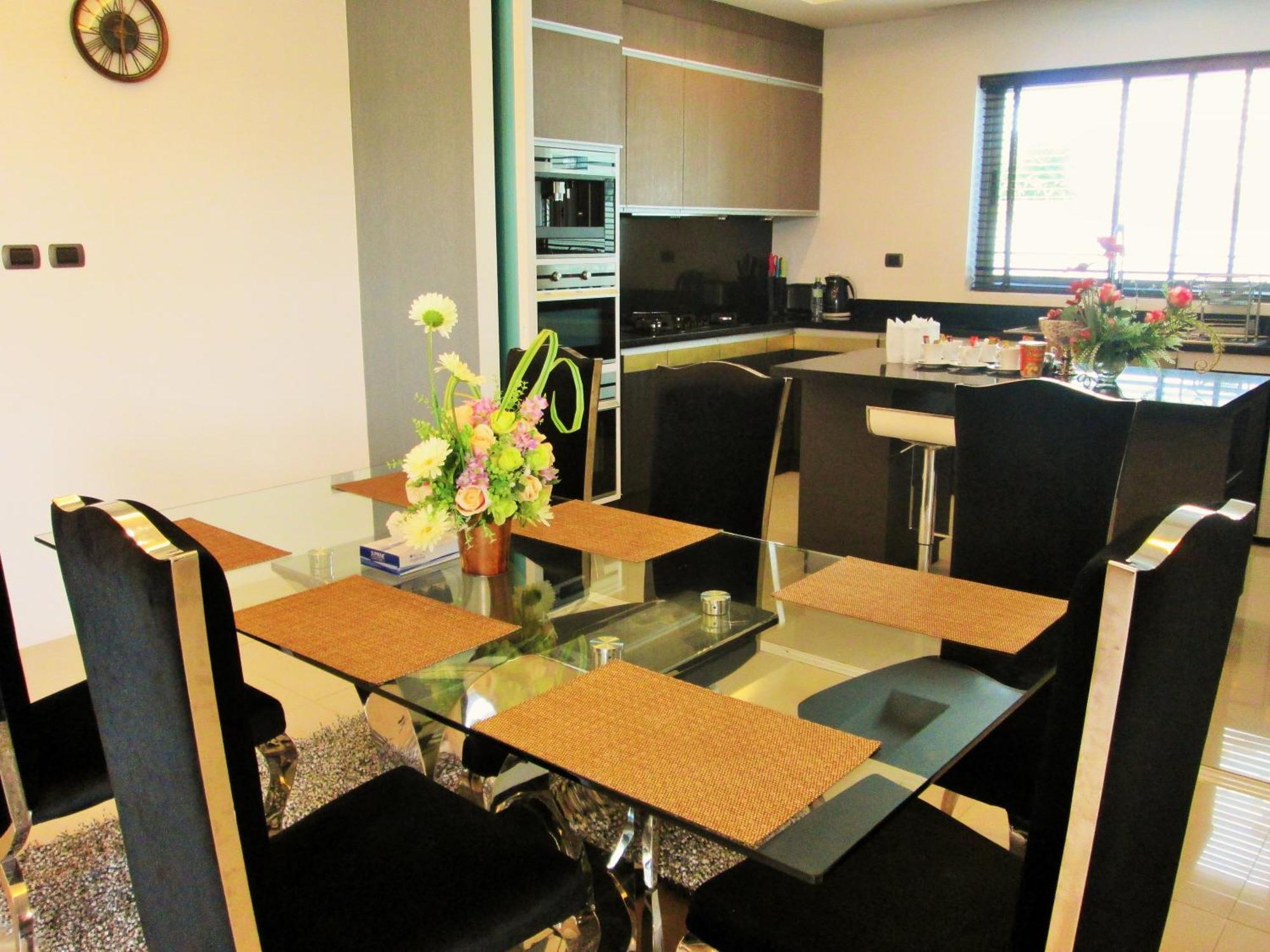 Chalong Miracle Lakeview Aparthotel Стая снимка